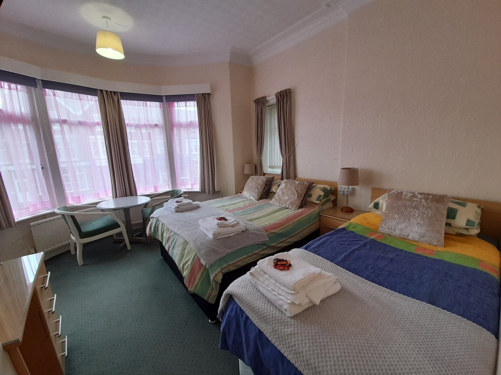 Lot: 32 - FORMER GUEST HOUSE WITH POTENTIAL - Bedroom one